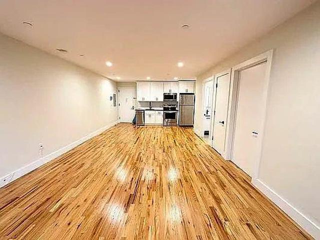 Townhouse for rent in The Bronx, Arverne