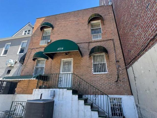 Townhouse for sale in The Bronx, Arverne
