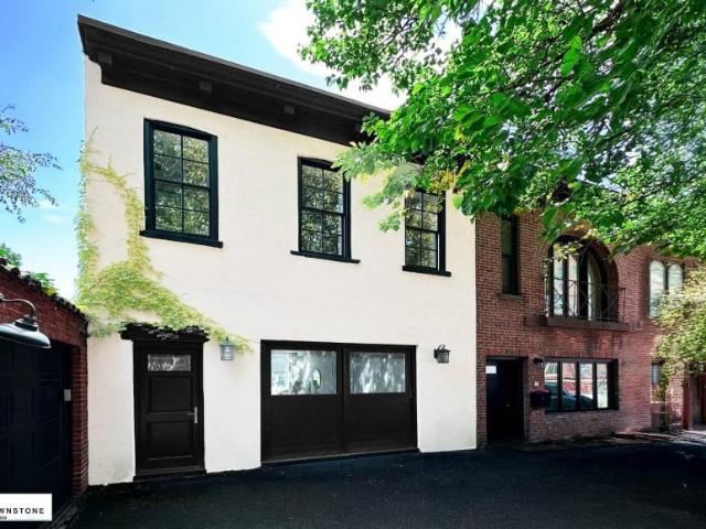 Townhouse for sale in Arverne, New York