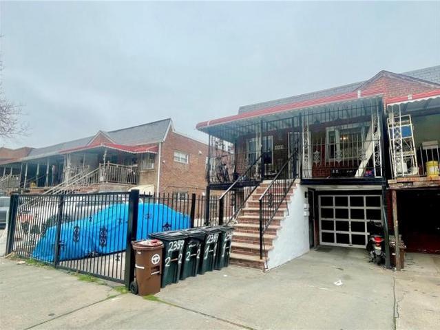 Townhouse for sale in Arverne, New York