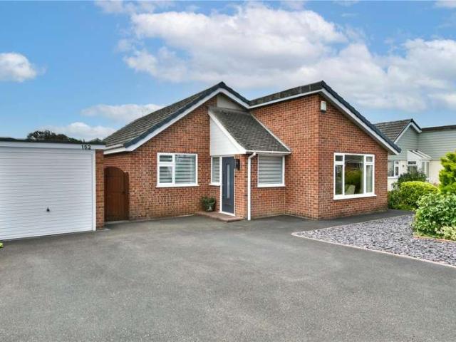 Bungalow for sale in Oakley, Merley
