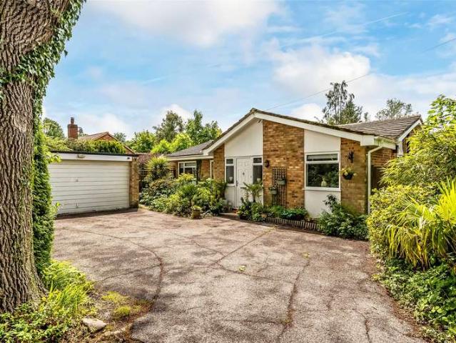 Bungalow for sale in Box Hill Village, Pachesham Park