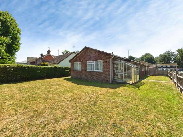 Bungalow for sale in Fleet, Hart