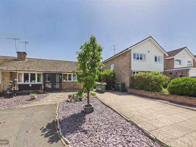 Bungalow for sale in Heol-las, Surrey