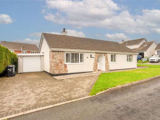 Bungalow for sale in Llangefni, Wales