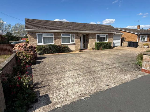 Bungalow for sale in Wicken, Barway