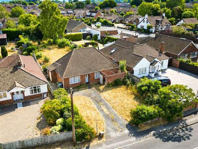 Bungalow for sale in Tilehurst, Purley on Thames