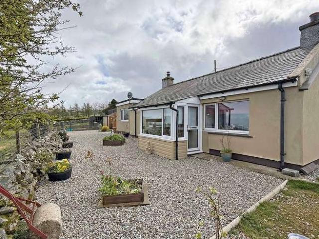 Bungalow for sale in Llandwrog, Y Fron