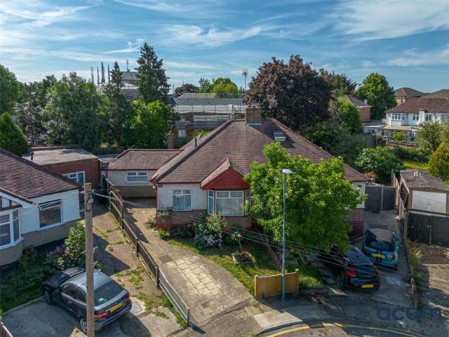 Bungalow for sale in Edgware, South Stanmore