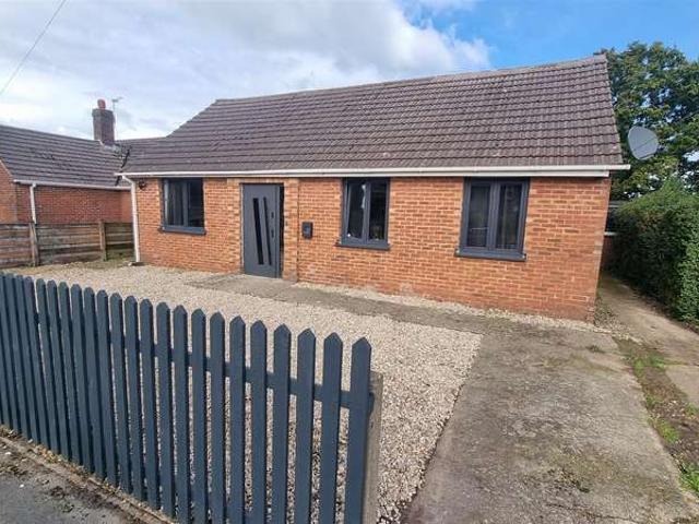 Bungalow for rent in Tricketts Cross, Ferndown