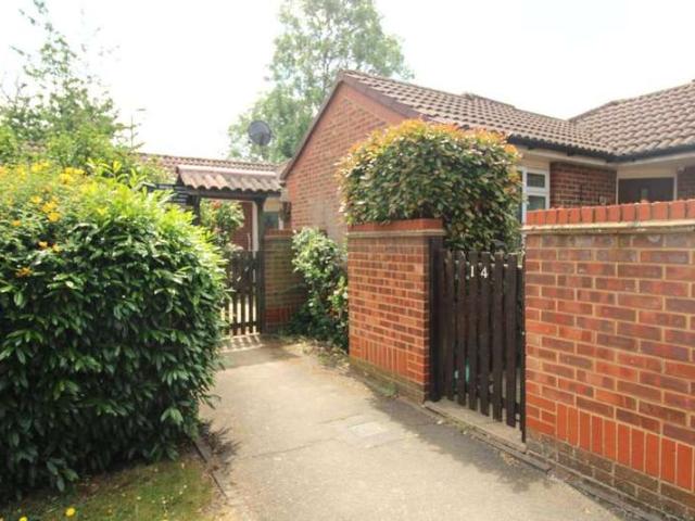 Bungalow for rent in Harlington, London Borough of Hillingdon