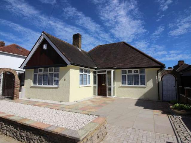 Bungalow for rent in South Tokyngton, Greater London