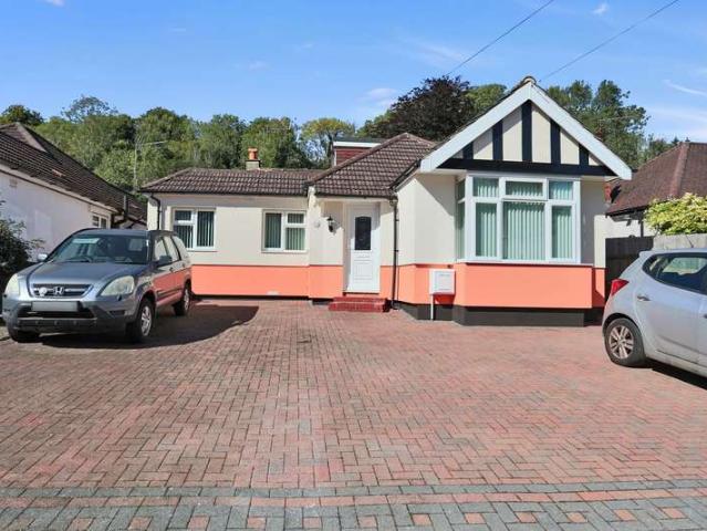 Bungalow for rent in London Borough of Croydon, Greater London