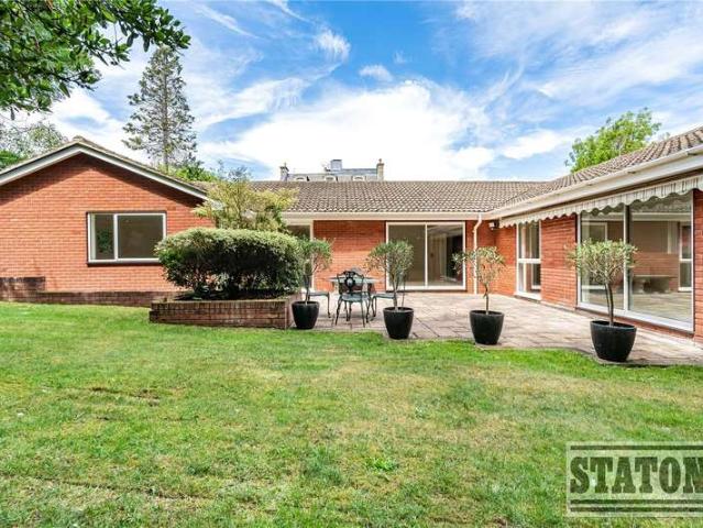 Bungalow for sale in Oakleigh Park, Greater London