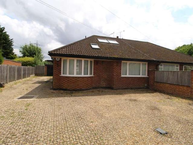 Bungalow for rent in Otterspool, Bushey