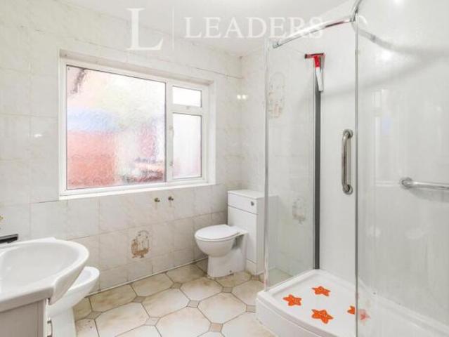 Bungalow for rent in Cheam, Greater London
