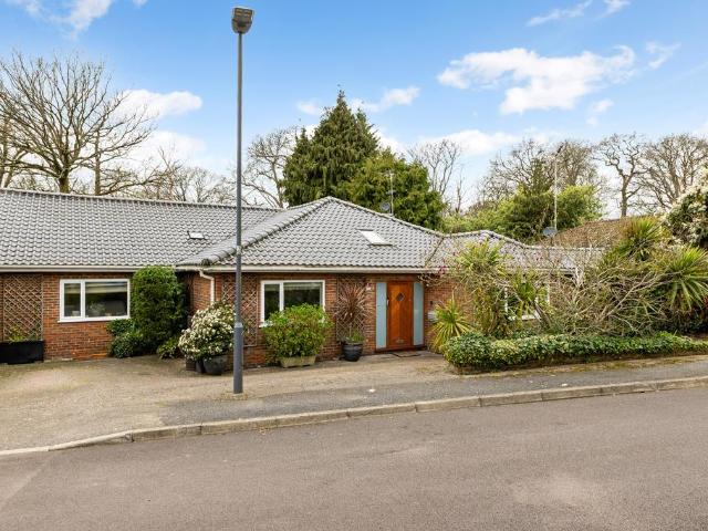 Bungalow for sale in Little Stanmore, Greater London