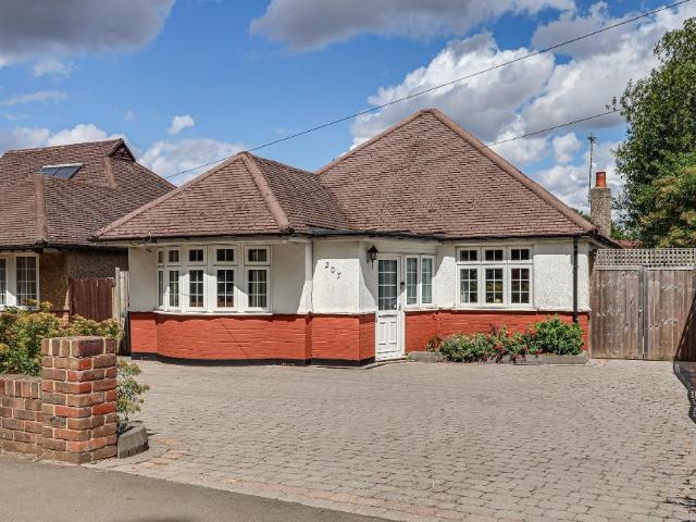Bungalow for sale in London Borough of Croydon, Hillview