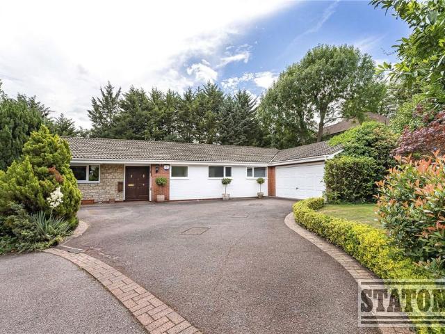 Bungalow for sale in East Barnet, Greater London