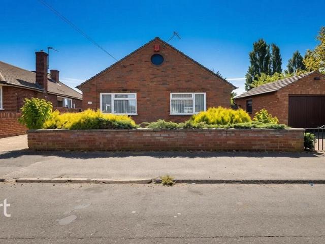 Bungalow for sale in Spring Park, Luton
