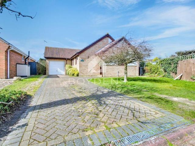 Bungalow for sale in Frinton-on-Sea, Tendring