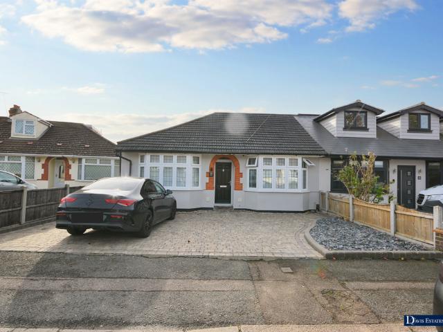 Bungalow for sale in Hornchurch, Greater London