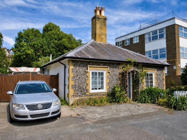Bungalow for sale in Tower Hamlets, Ash