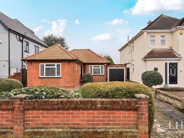 Bungalow for sale in Rainham, Greater London