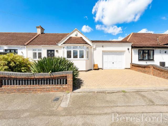 Bungalow for sale in Emerson Park, Greater London