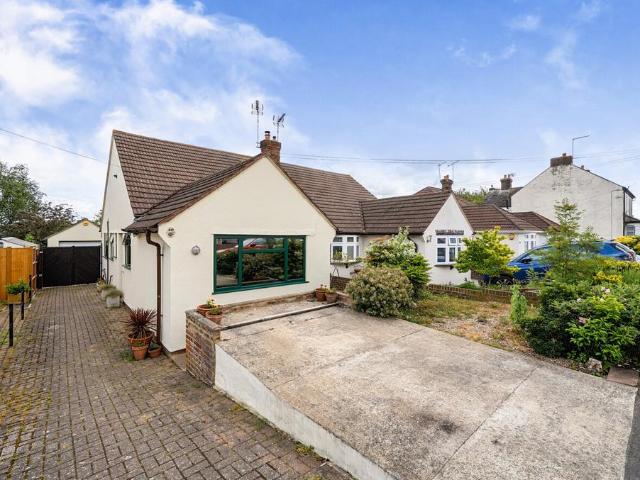 Bungalow for sale in Hawley, Monks Orchard