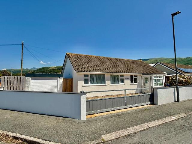 Bungalow for sale in Fairbourne, Wales