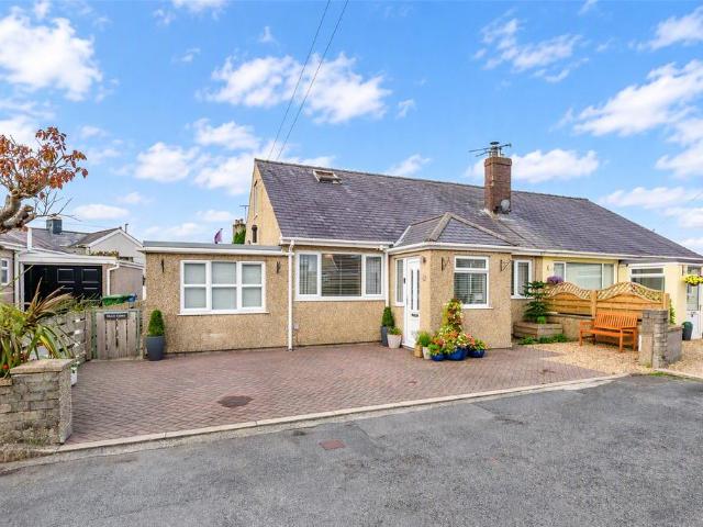 Bungalow for sale in Llanrug