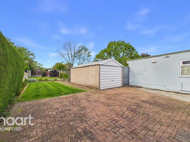Bungalow for sale in Rush Green, Greater London