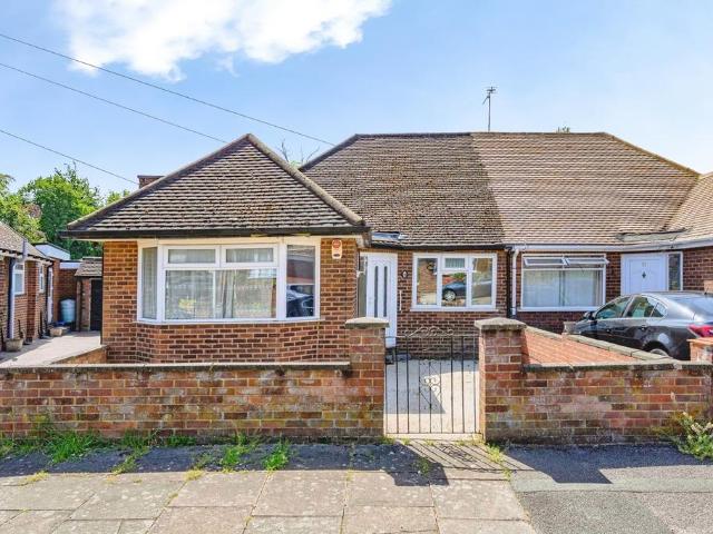 Bungalow for sale in Leagrave, Luton