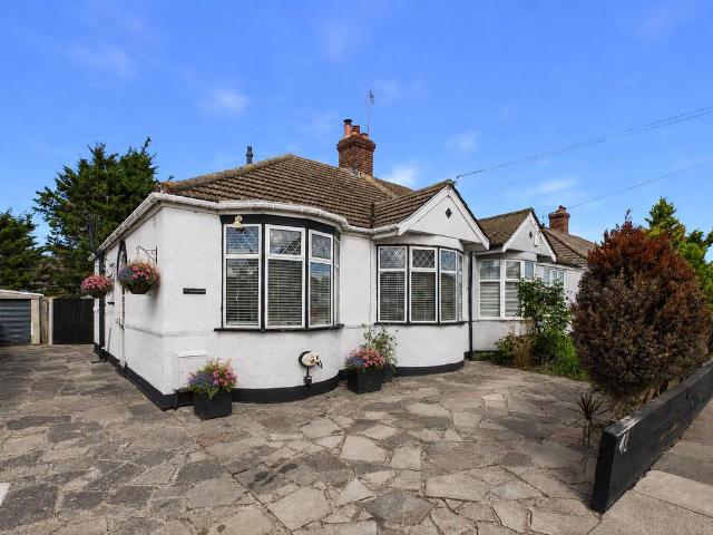Bungalow for sale in Coldharbour, Greater London