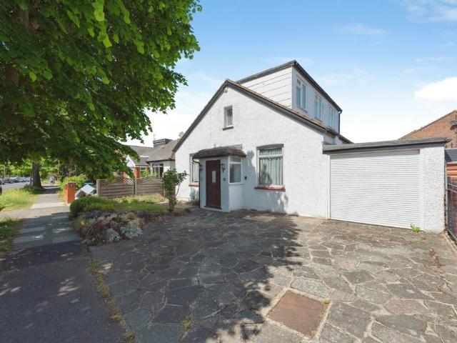 Bungalow for sale in New Malden, Greater London