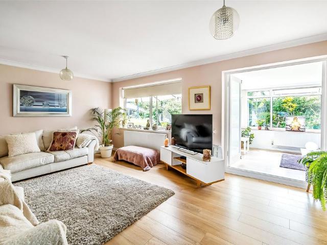 Bungalow for sale in Box Hill Village, Pachesham Park