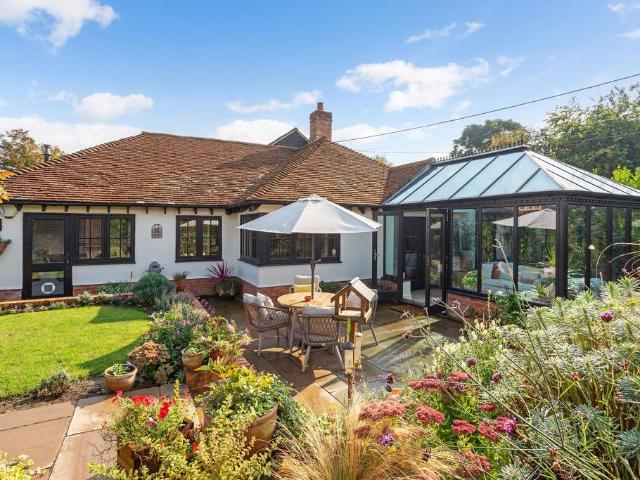 Bungalow for sale in Heol-las, Surrey