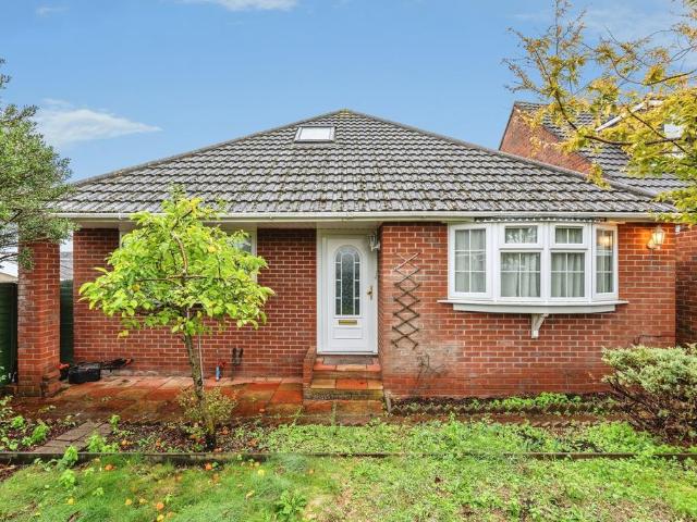Bungalow for sale in Botany Bay, Southampton