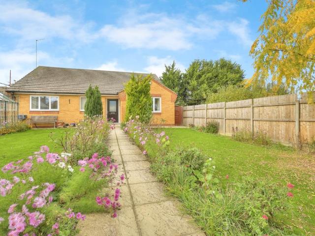 Bungalow for sale in Headlands, Northampton