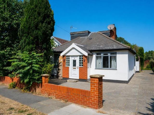 Bungalow for sale in New Malden, Greater London