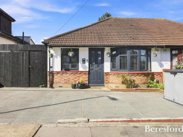 Bungalow for sale in Upminster, Greater London