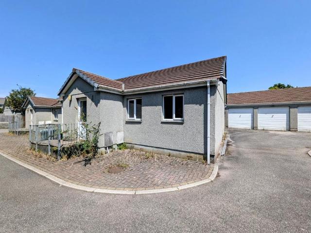 Bungalow for sale in Brea, Pool
