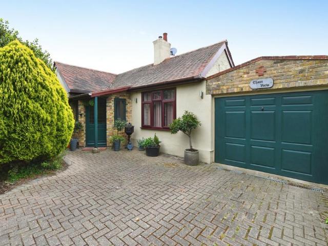 Bungalow for sale in Lee Chapel, Vange