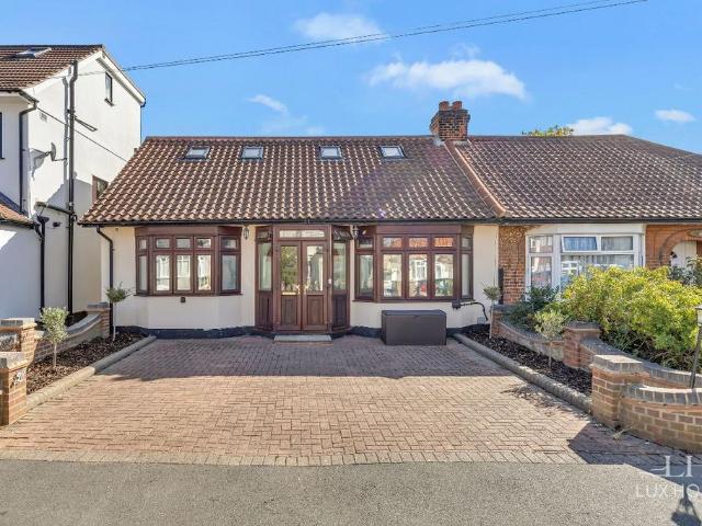 Bungalow for sale in Hornchurch, Greater London