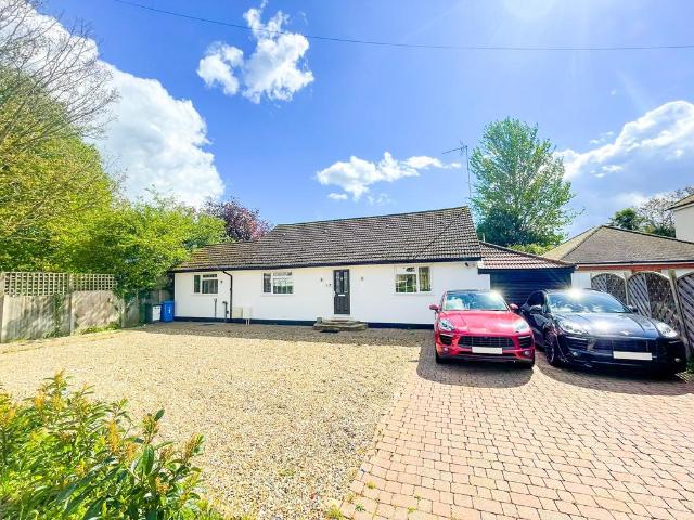 Bungalow for sale in Wraysbury