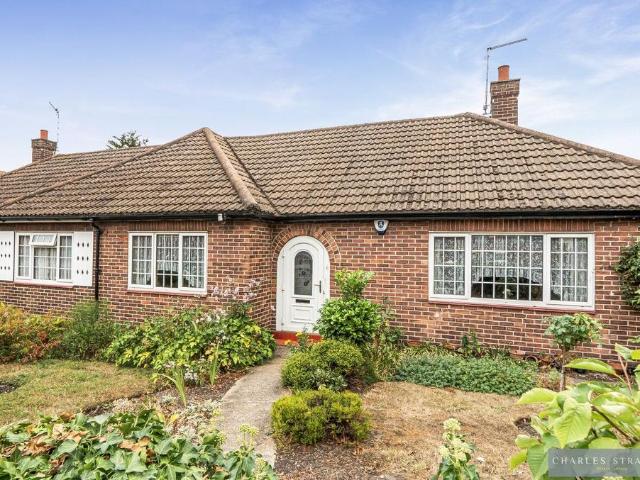 Bungalow for sale in Gidea Park, Greater London