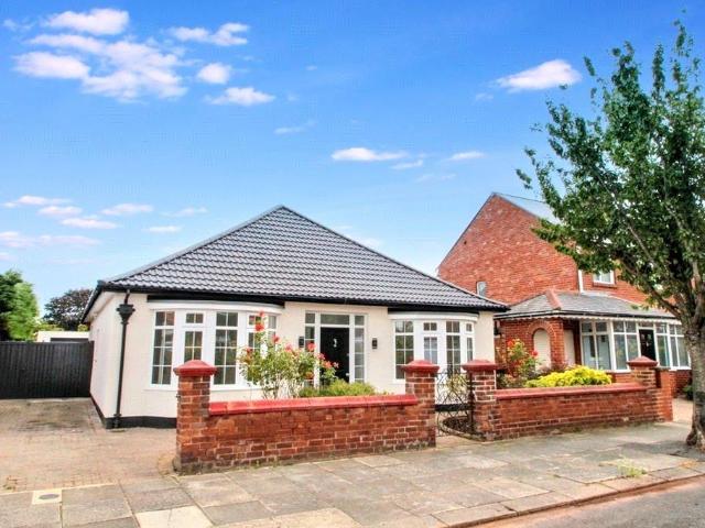 Bungalow for sale in New York, Monkseaton