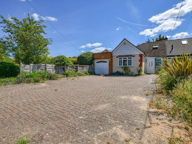 Bungalow for sale in How Wood, Five Acres