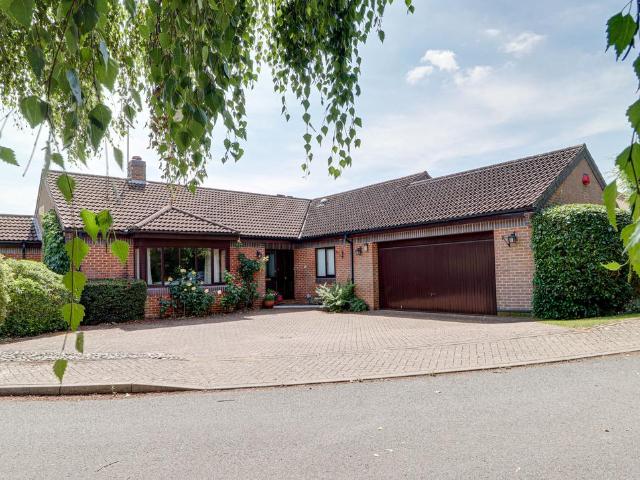 Bungalow for sale in Hatching Green, Five Acres